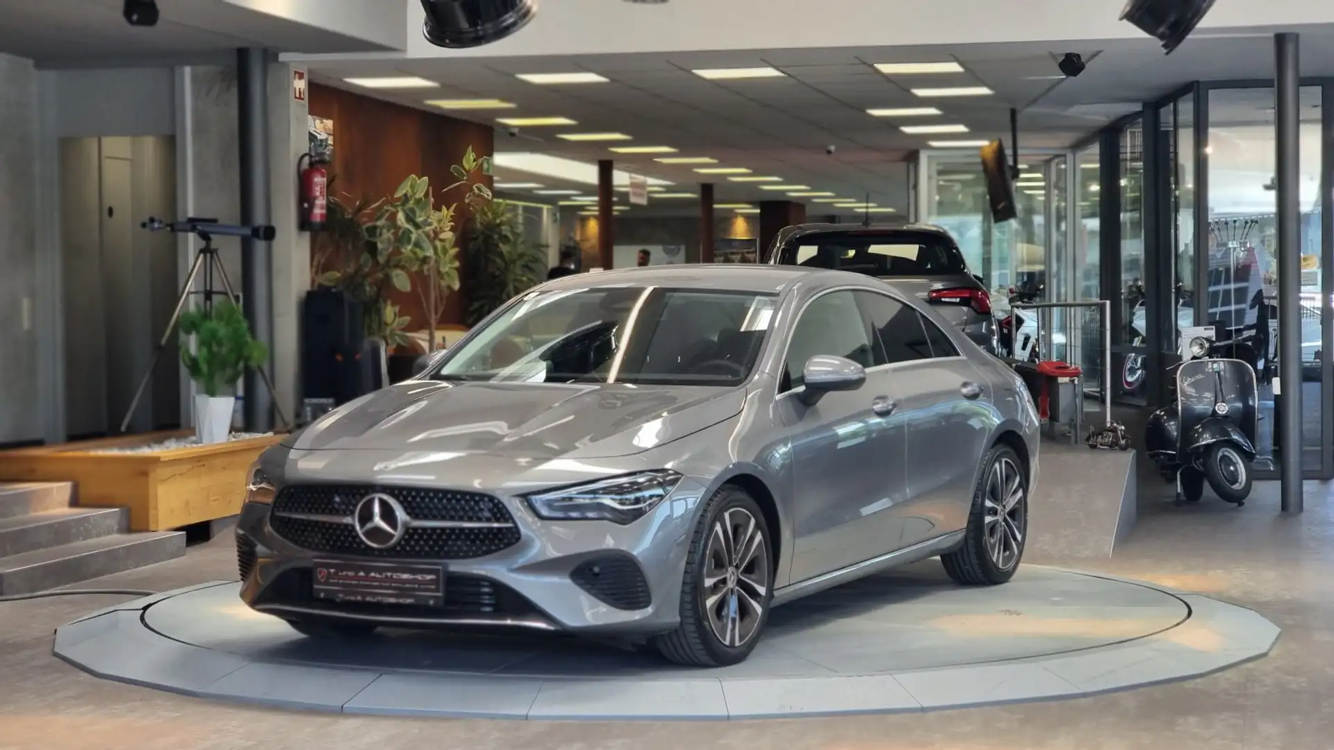 Mercedes-Benz CLA 180 d Entry Aut. *Kamera*Navi*Ambiente* Grau - 1