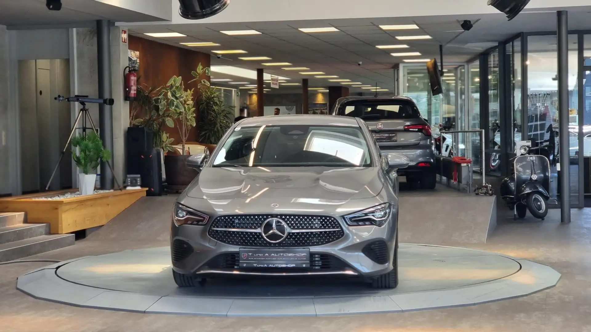 Mercedes-Benz CLA 180 d Entry Aut. *Kamera*Navi*Ambiente* Grau - 2