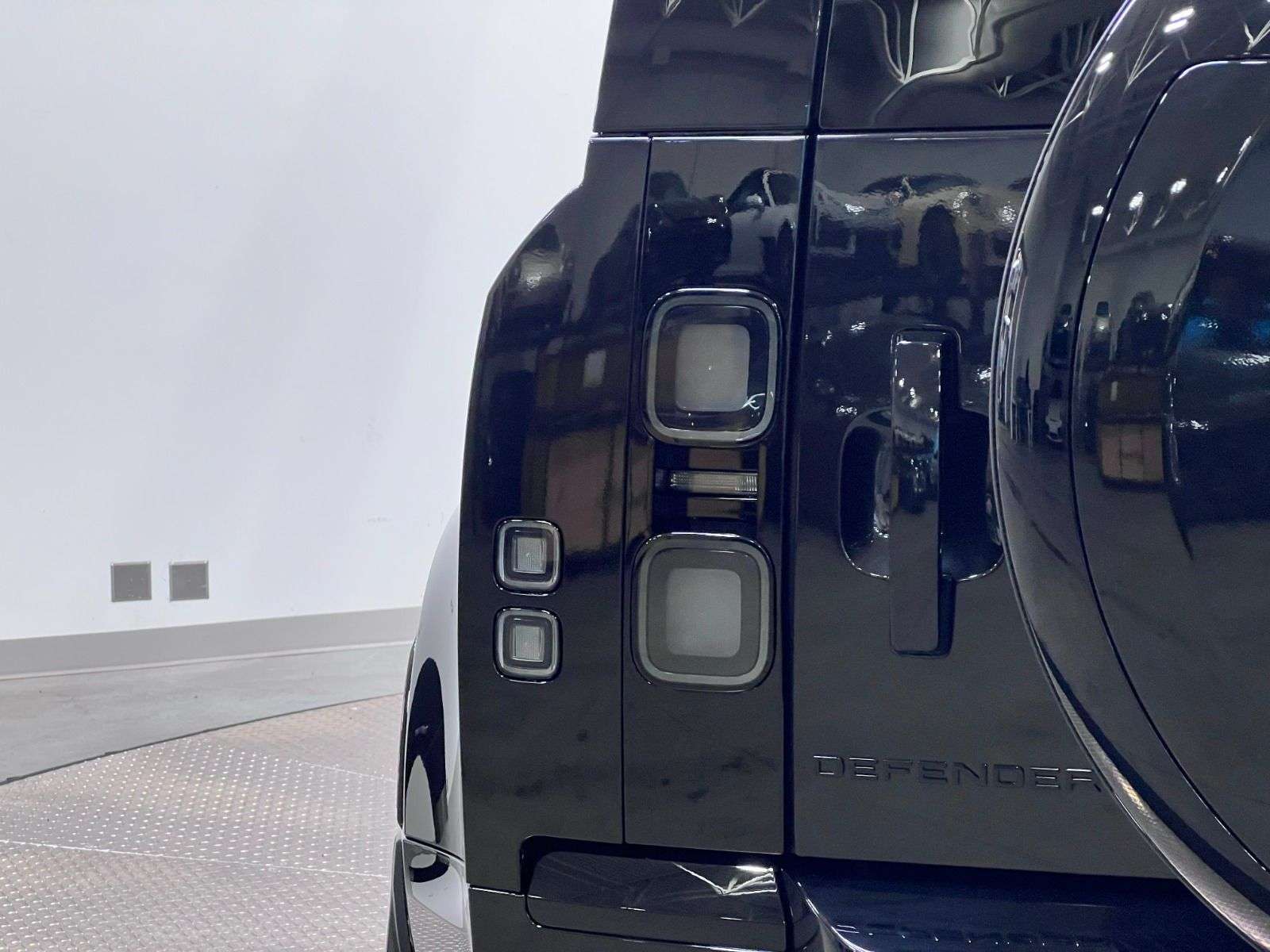 2026 Land Rover Defender 110 P400 X-DYNAMIC SE thumb 32