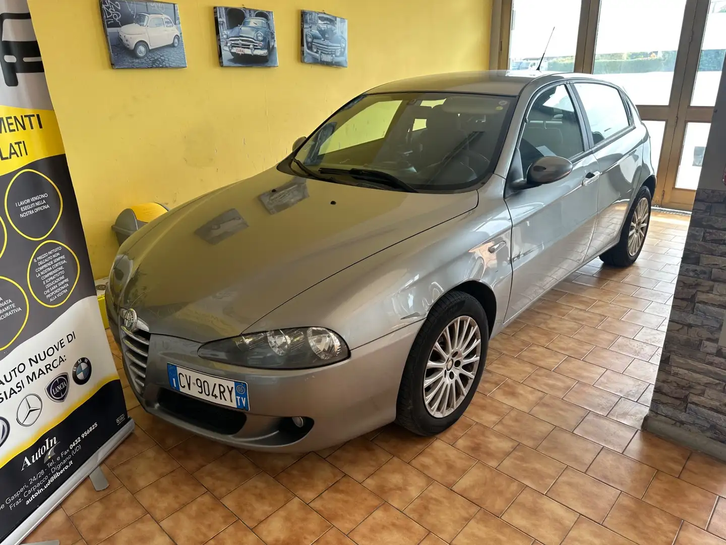 Alfa Romeo 147 1.6i 16V Twin Spark cat 5p. Distinctive Stříbrná - 2