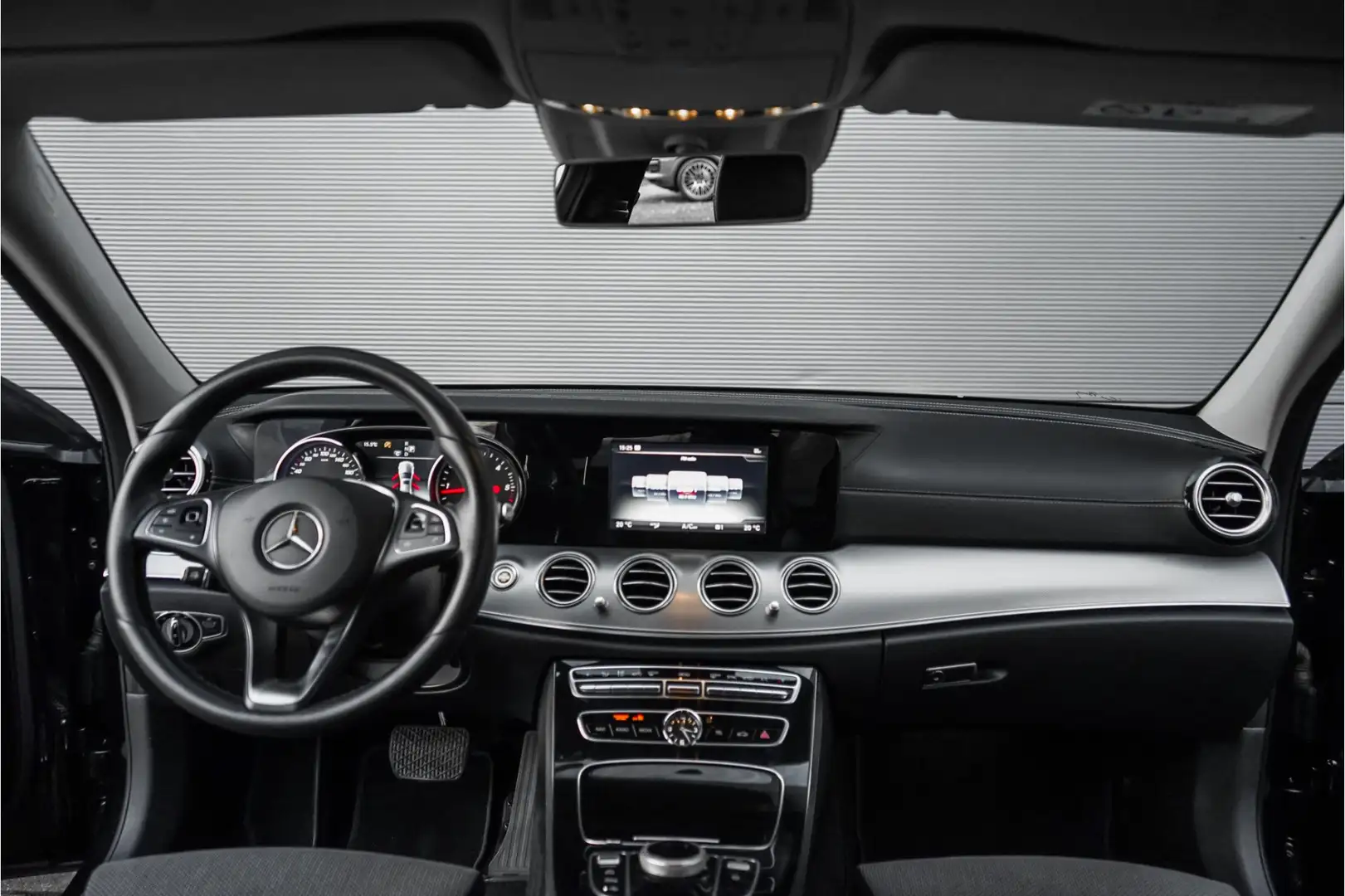 Mercedes-Benz E 220 d Prestige AMG Line Distronic Camera Stoelverw Zwart - 2