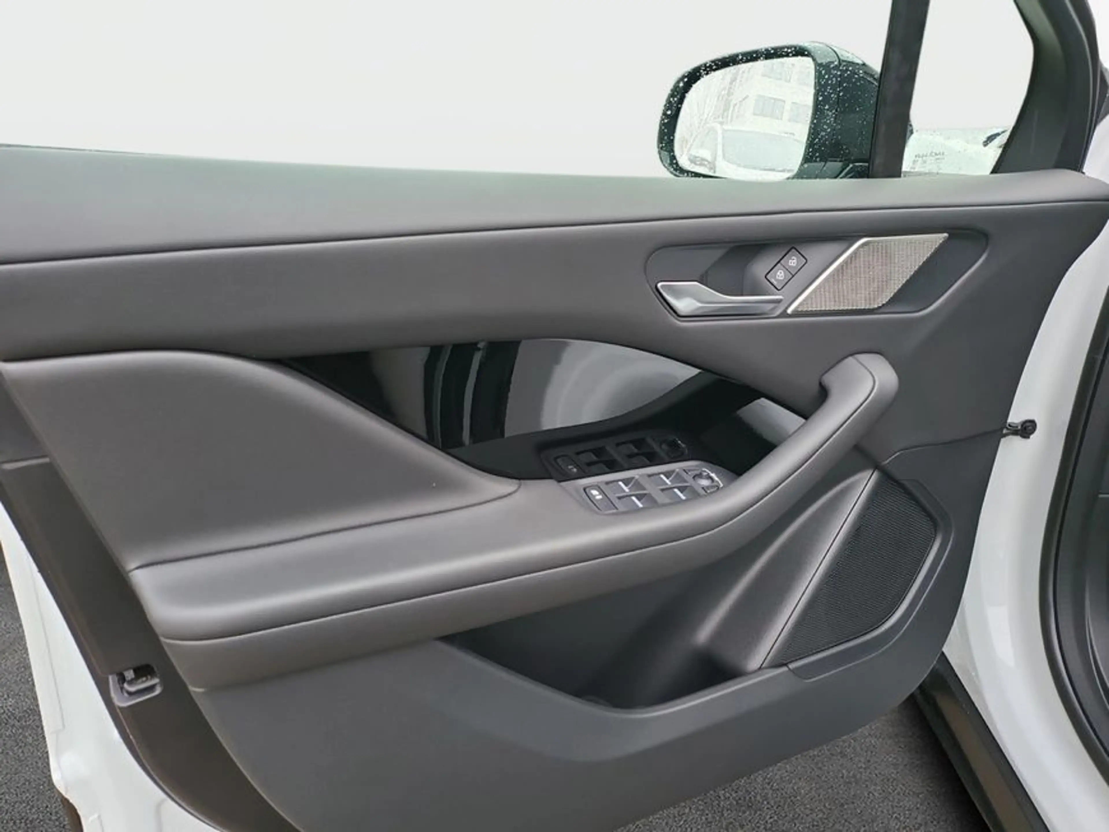Jaguar I-Pace EV400 AWD S — photo 13