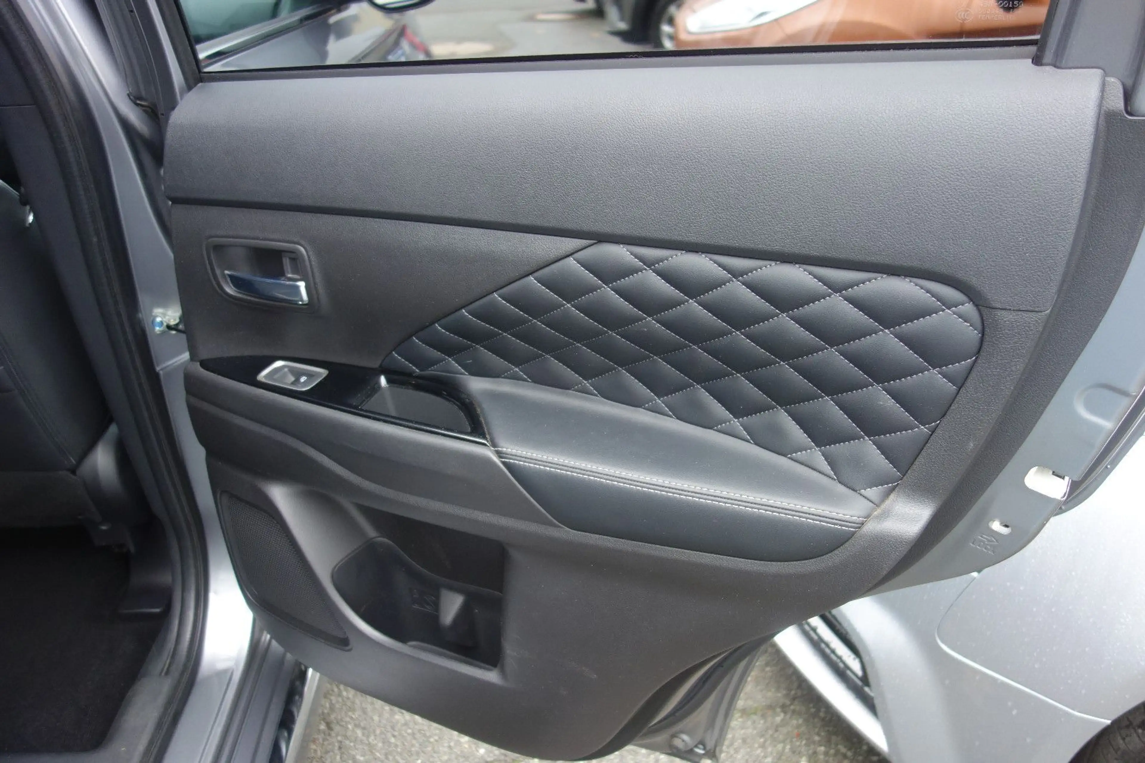 Mitsubishi Outlander PHEV Top 4WD — photo 11