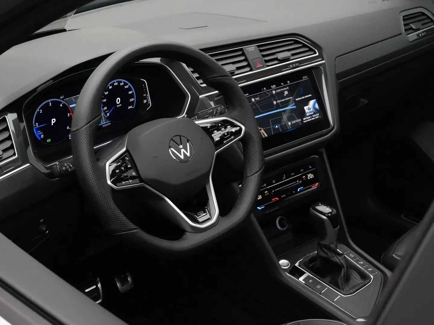 Volkswagen Tiguan 2.0 TDI 150 pk DSG R-Line Business+ | Panoramadak Zilver - 2