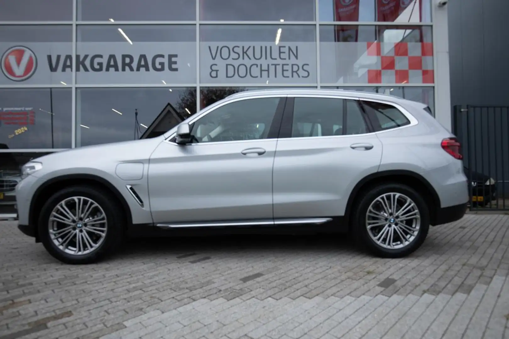 BMW X3 XDrive30e Luxury Line PHEV 2000kg trekgewicht Zilver - 2