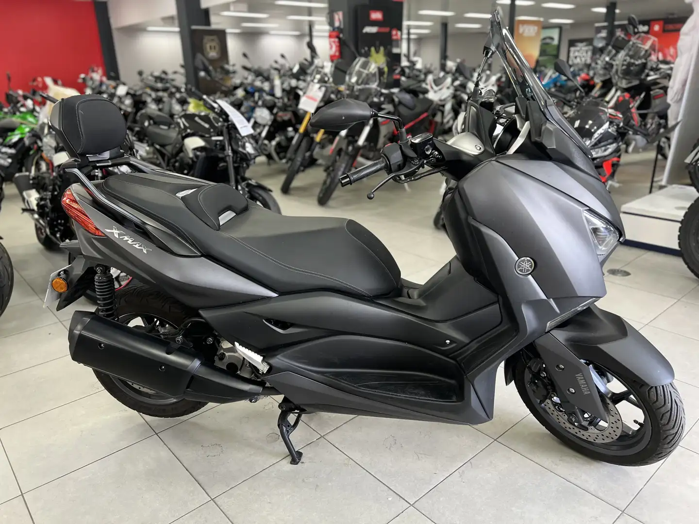 Yamaha X-Max 300 Grijs - 1
