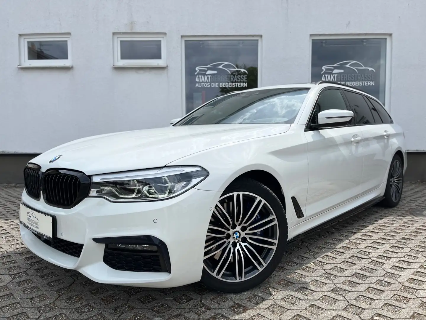 BMW 540 i xDrive Touring M-Paket NaviPro HUD PANO AHK Weiß - 2