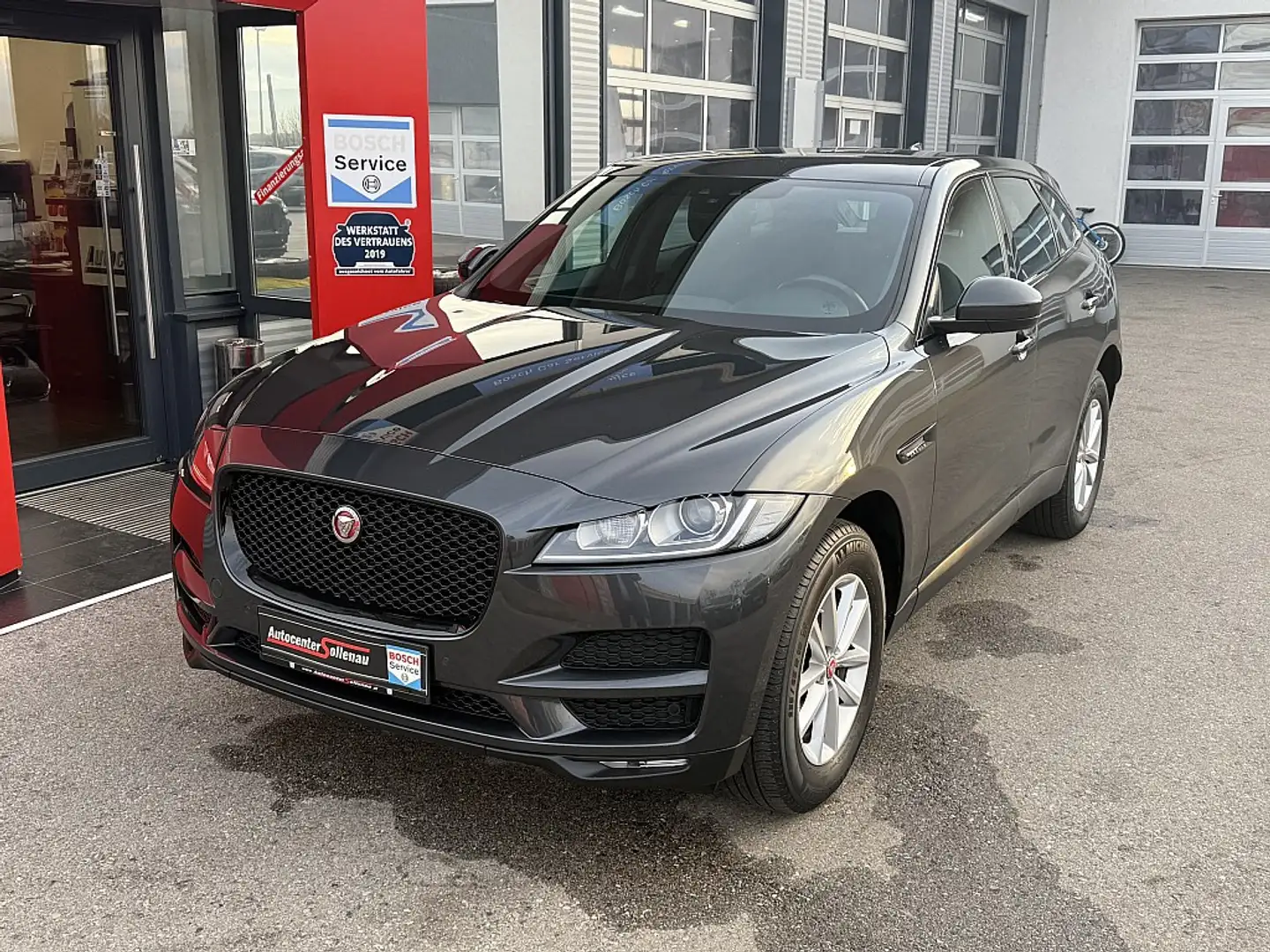 Jaguar F-Pace 20d AWD Pure Aut. Grau - 2