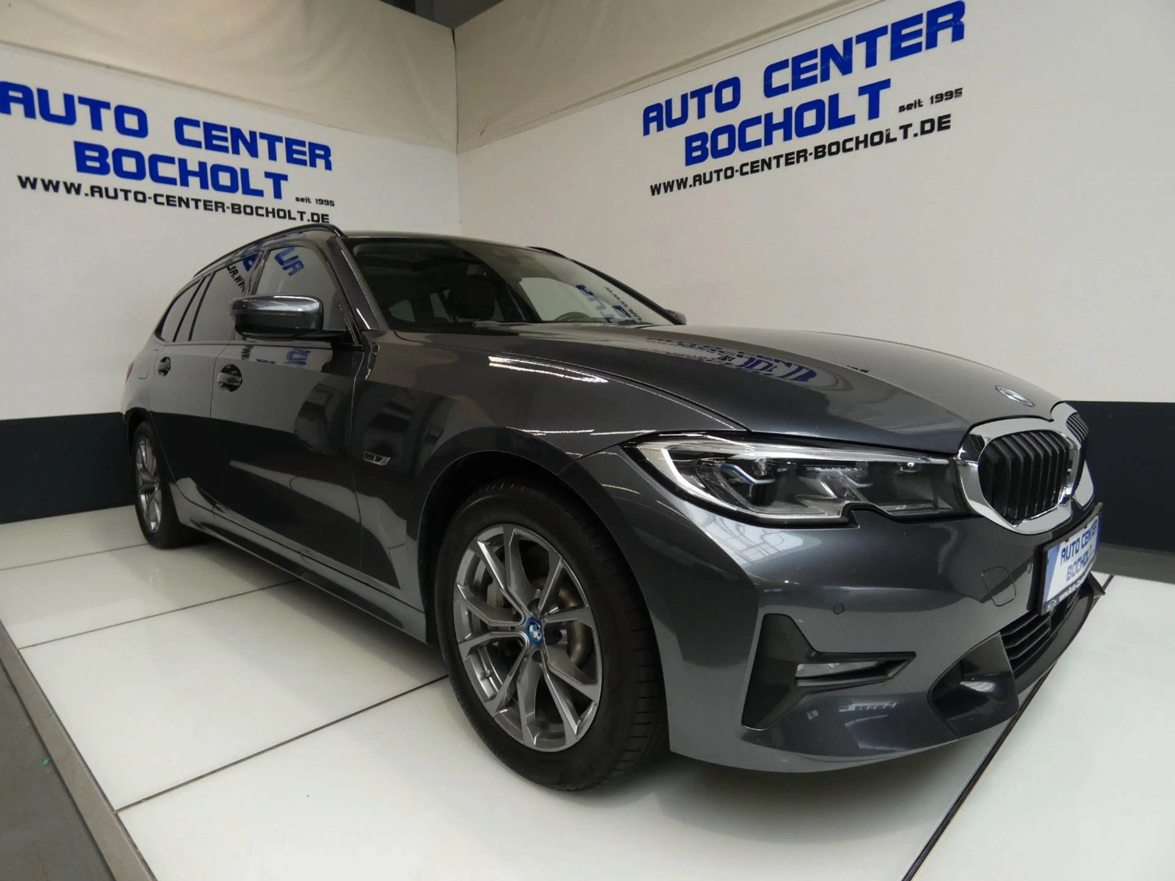 BMW 330 e xDrive Sport Line*HUD*Laserlicht*Panorama — photo 3