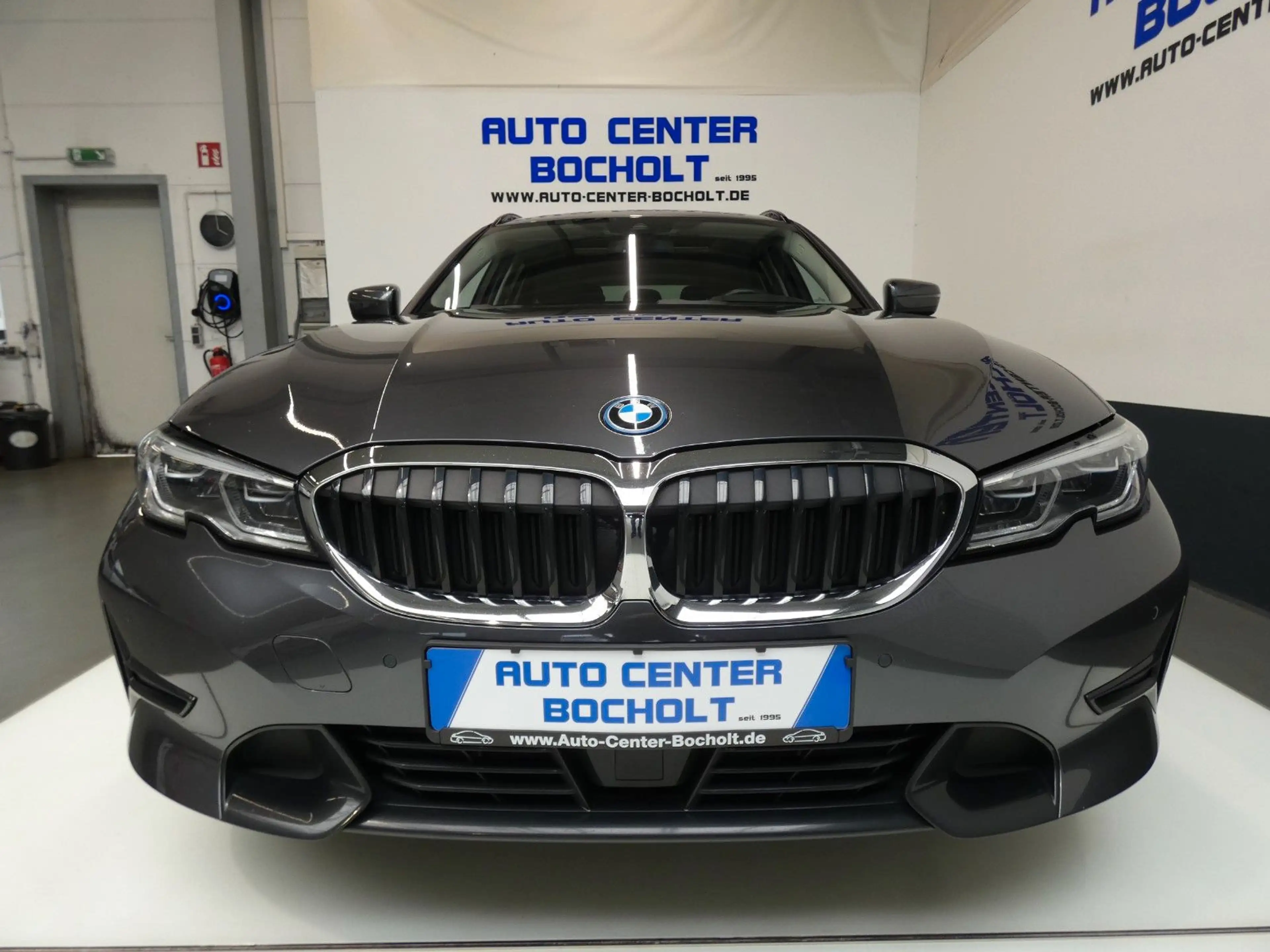 BMW 330 e xDrive Sport Line*HUD*Laserlicht*Panorama