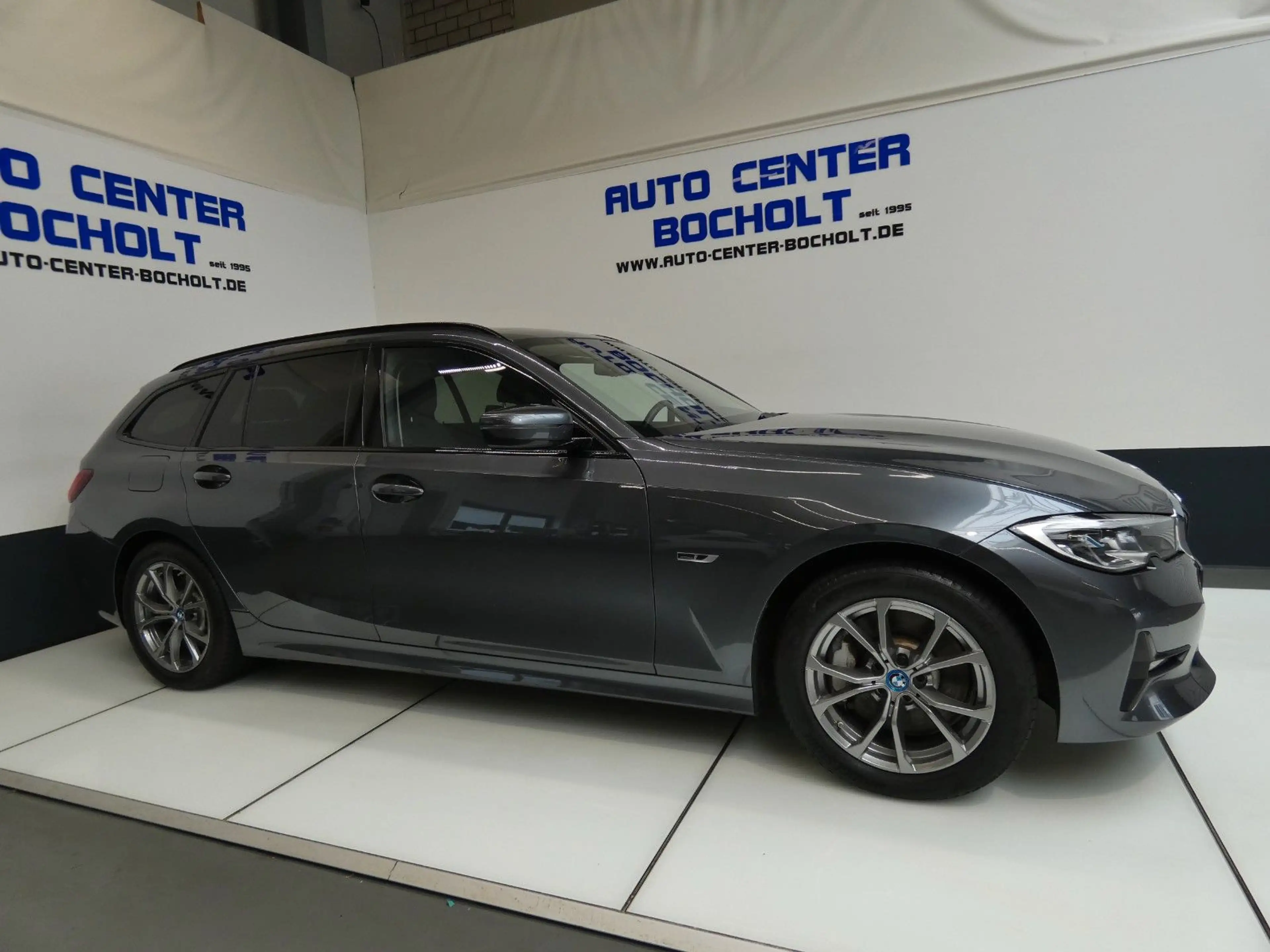 BMW 330 e xDrive Sport Line*HUD*Laserlicht*Panorama — photo 4