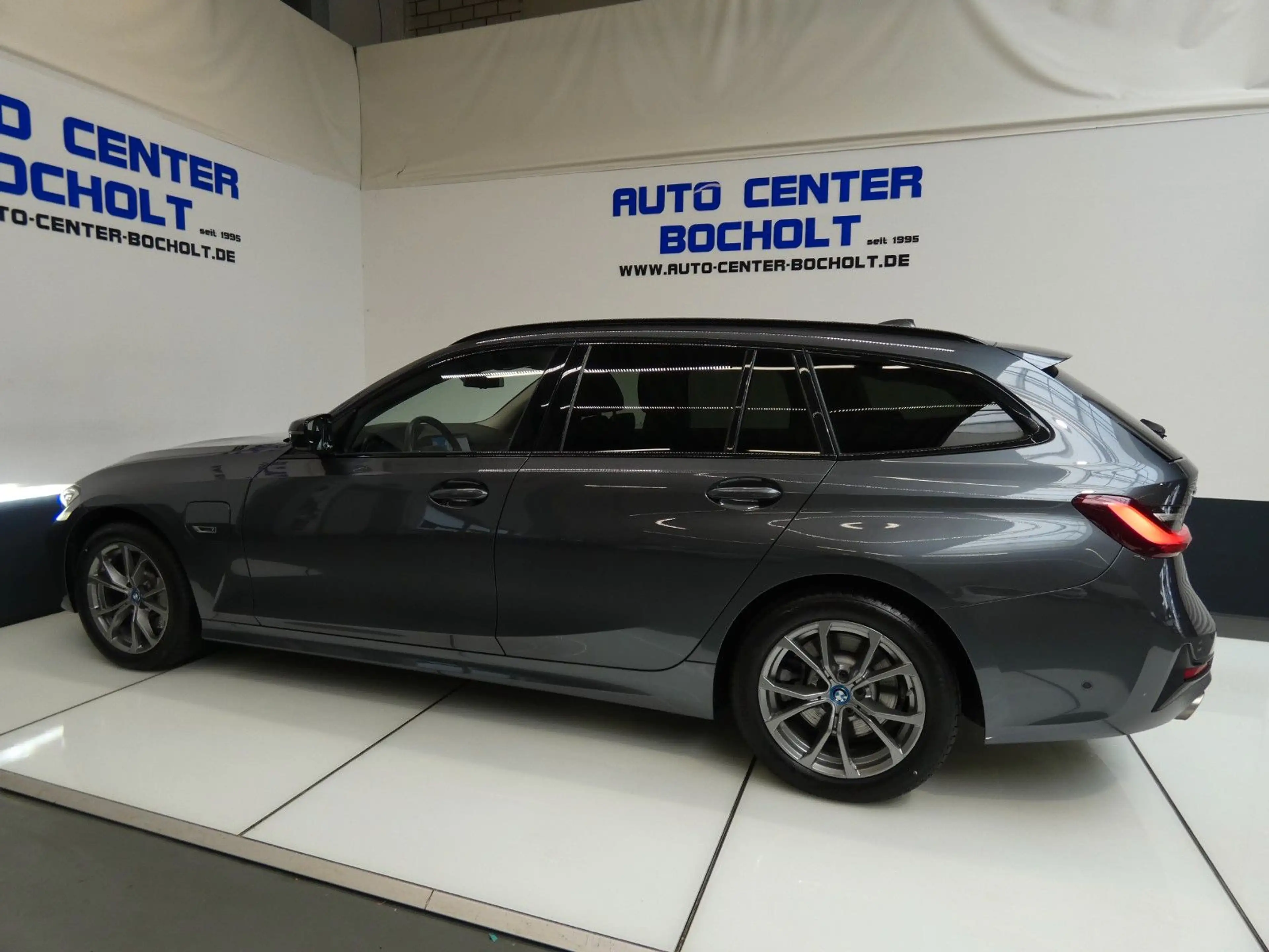BMW 330 e xDrive Sport Line*HUD*Laserlicht*Panorama — photo 15