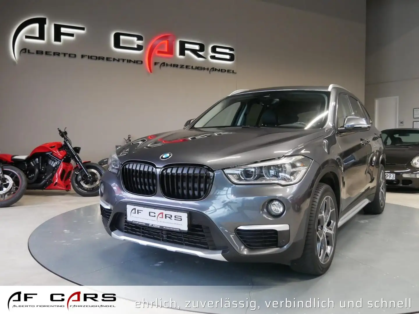 BMW X1 xDrive 20 i xLine AHK ACC LED Pano Gris - 1