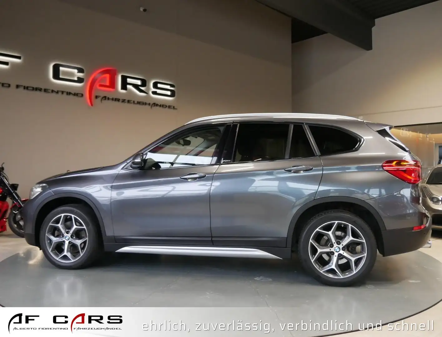 BMW X1 xDrive 20 i xLine AHK ACC LED Pano Gris - 2