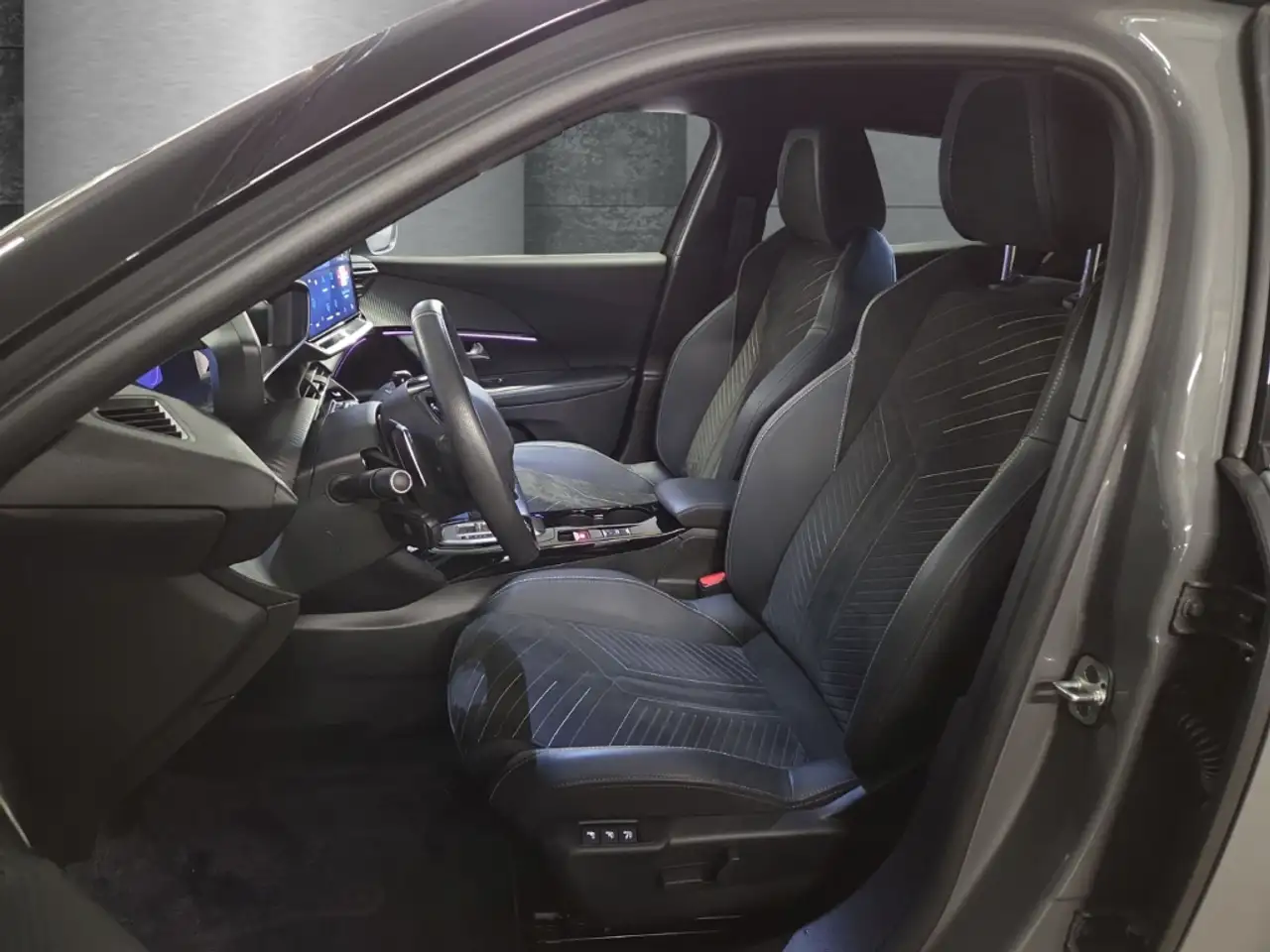 Peugeot 2008 GT 1.2 PURETECH Kamera digitales Cockpit LED Navi 8