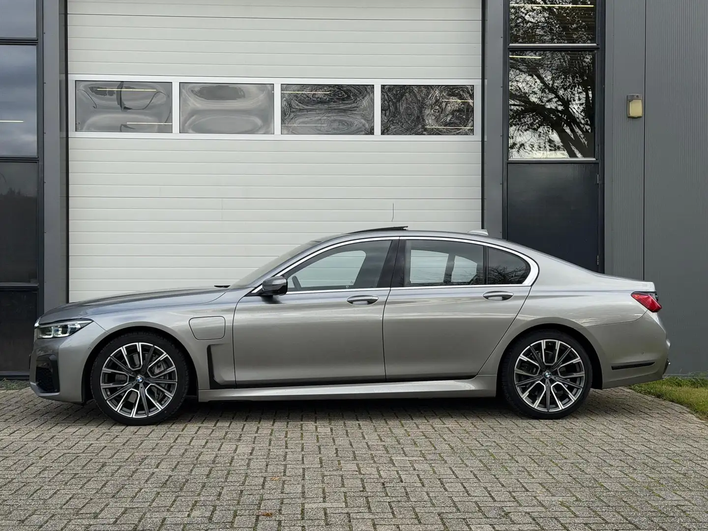 BMW 745 7-Serie (g11) 745e HE M Sport Dr Ass Schuifd A Grigio - 2