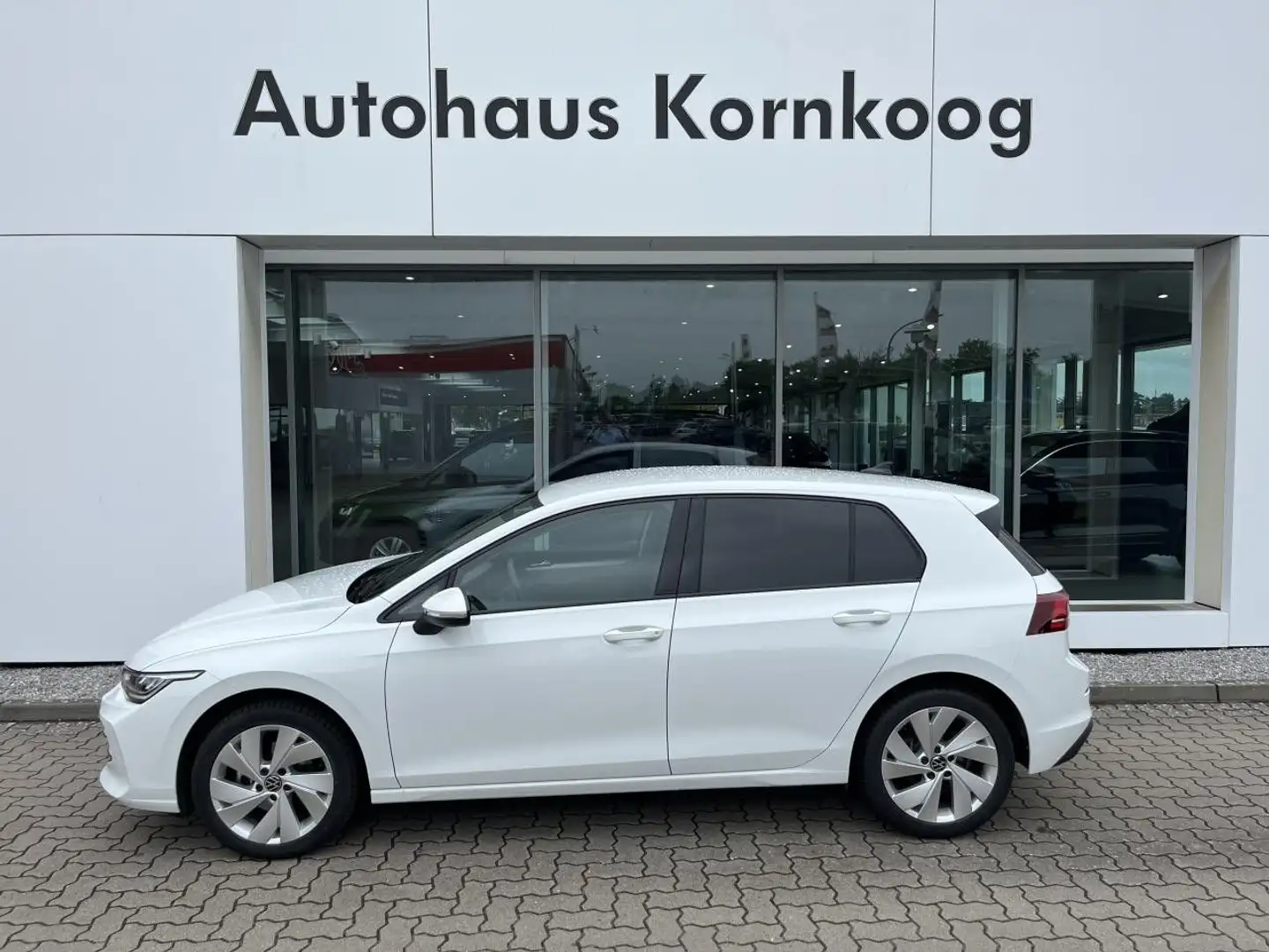 Volkswagen Golf 1.5 eTSI Facelift Life DSG Kam, APP ACC LED Weiß - 1