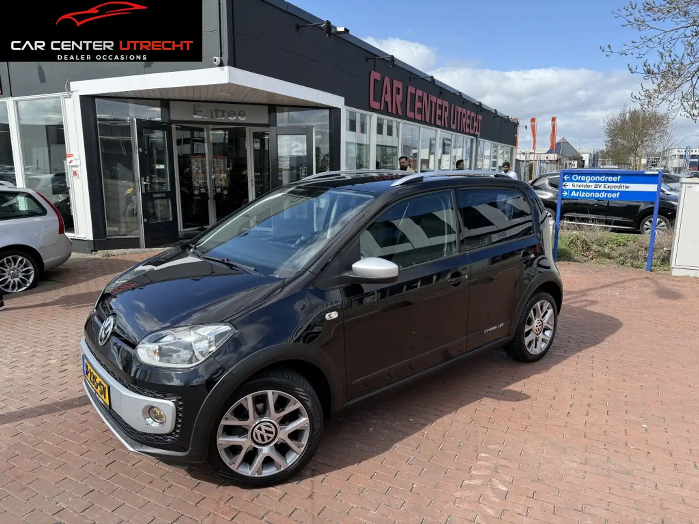 Volkswagen up! 1.0 cross up! BlueMotion | airco | navi Zwart - 1