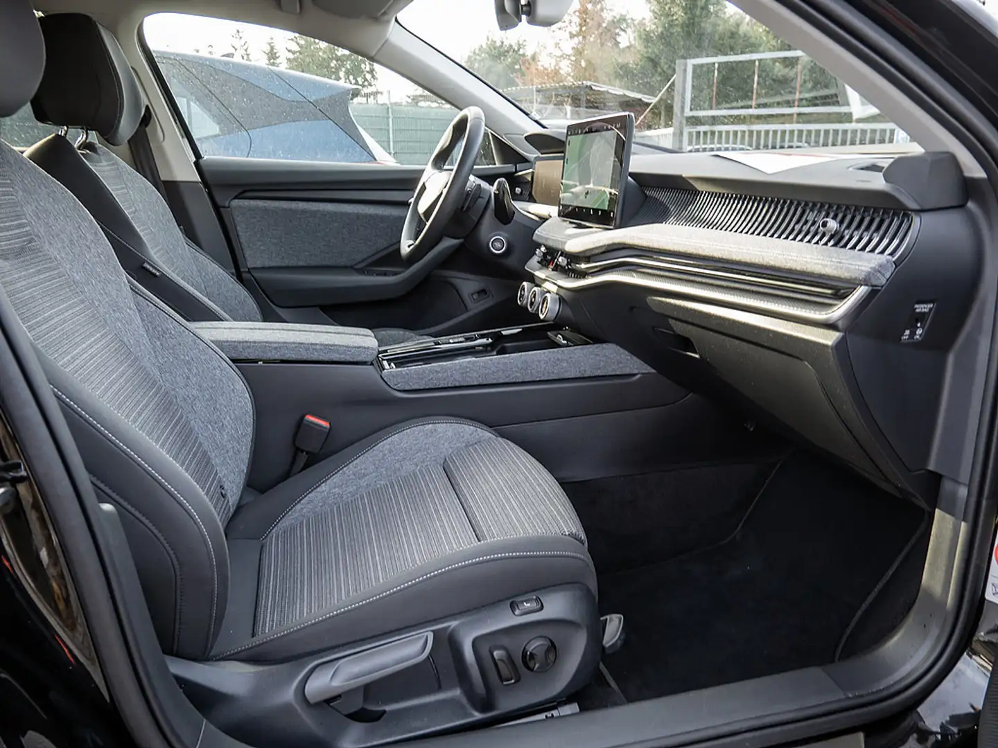 Skoda Superb Combi 2.0 TDI Ambition HUD MATRIX-LED Schwarz - 2