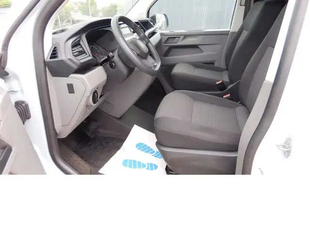 Volkswagen Transporter view 10