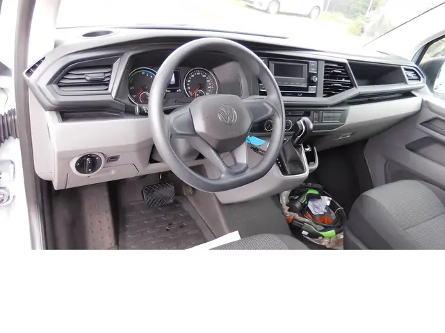 Volkswagen Transporter view 16