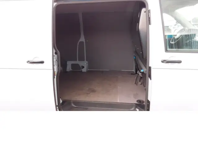 Volkswagen Transporter view 6