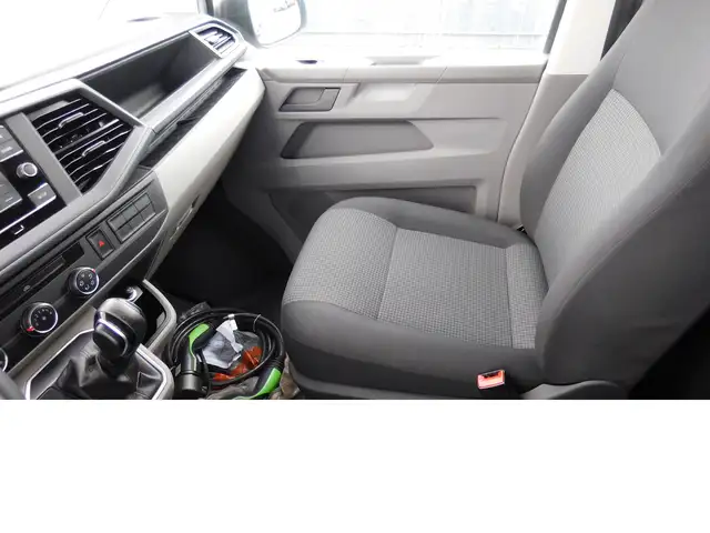 Volkswagen Transporter view 12