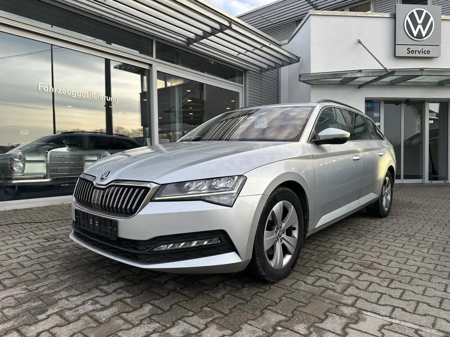 Skoda Superb Combi 2.0TDI DSG STYLE*VC*LED*NAVI*PDC*ALU Silber - 1