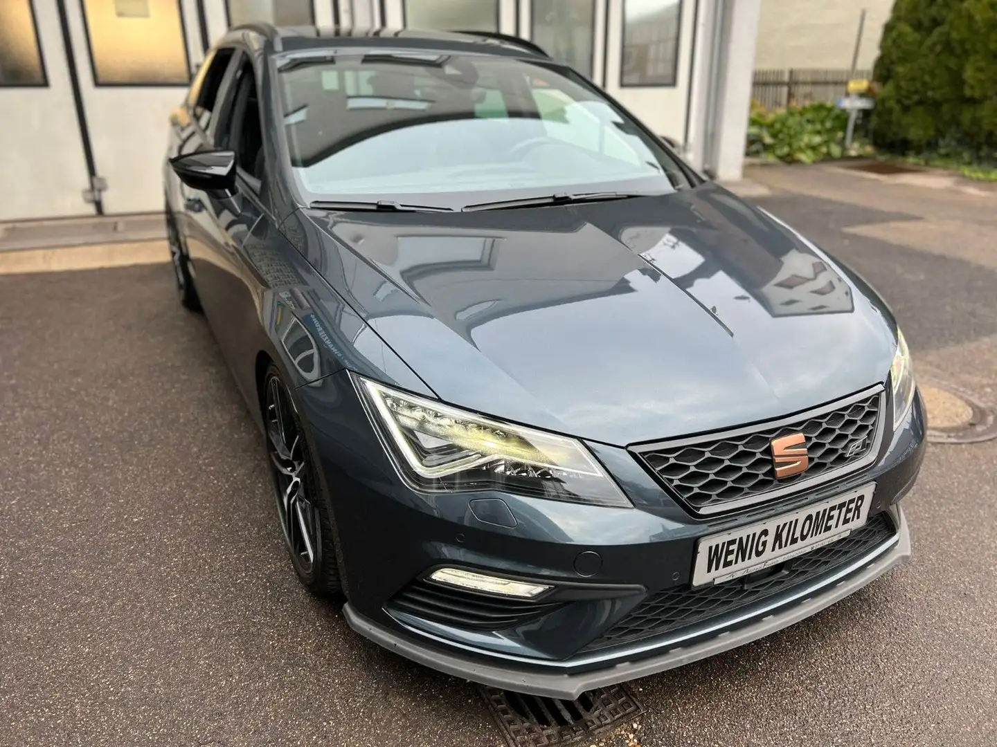SEAT Leon ST Cupra 300 4Drive Grau - 2