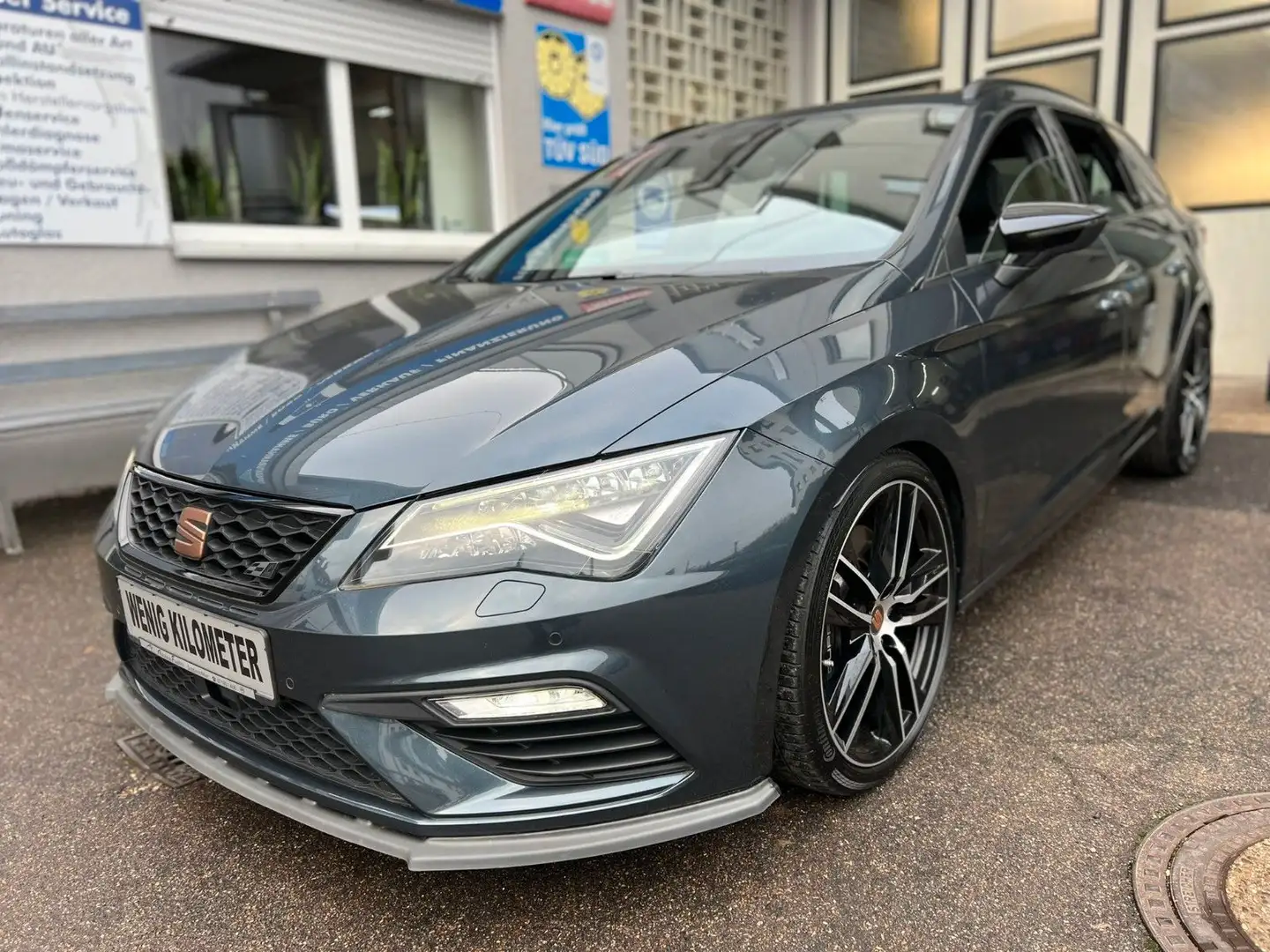 SEAT Leon ST Cupra 300 4Drive Grau - 1