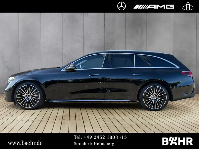 Mercedes-Benz 220 view 2