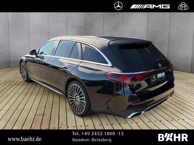 Mercedes-Benz 220 view 3