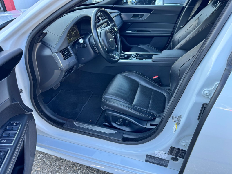 Jaguar XF 30d 300PS R-Sport Automatik*Lück.Scheckheft*V — photo 11