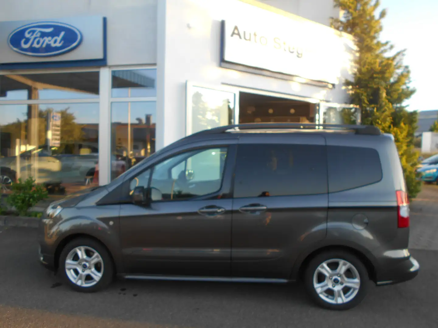 Ford Tourneo Courier Sport m. Winterpaket, Rückfahrkamera, PPS Grau - 2