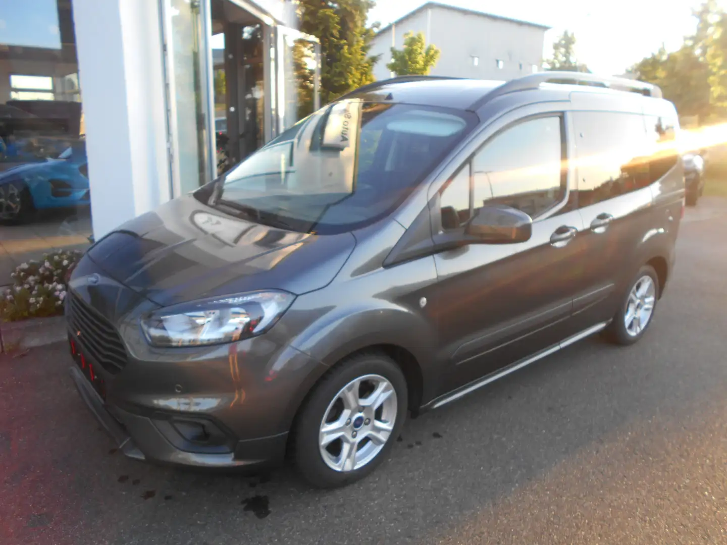Ford Tourneo Courier Sport m. Winterpaket, Rückfahrkamera, PPS Grau - 1