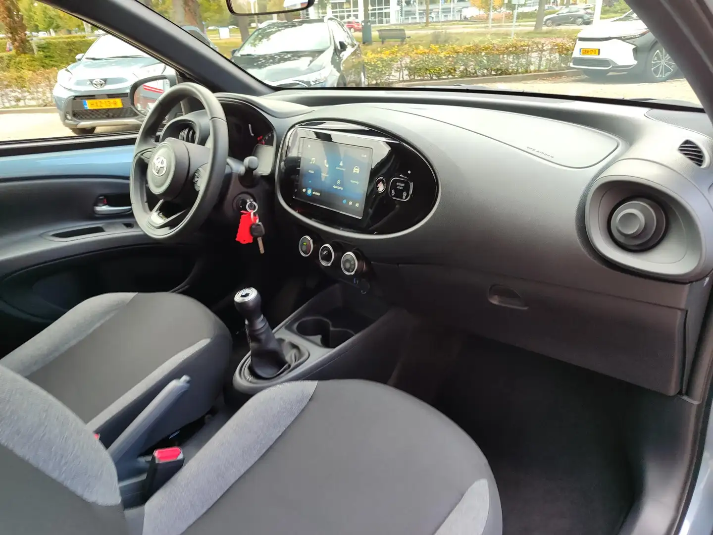 Toyota Aygo X PLAY AIRCO AD-CRUISE CAMERA APPLE/ANDROID EL-RAMEN Grau - 2