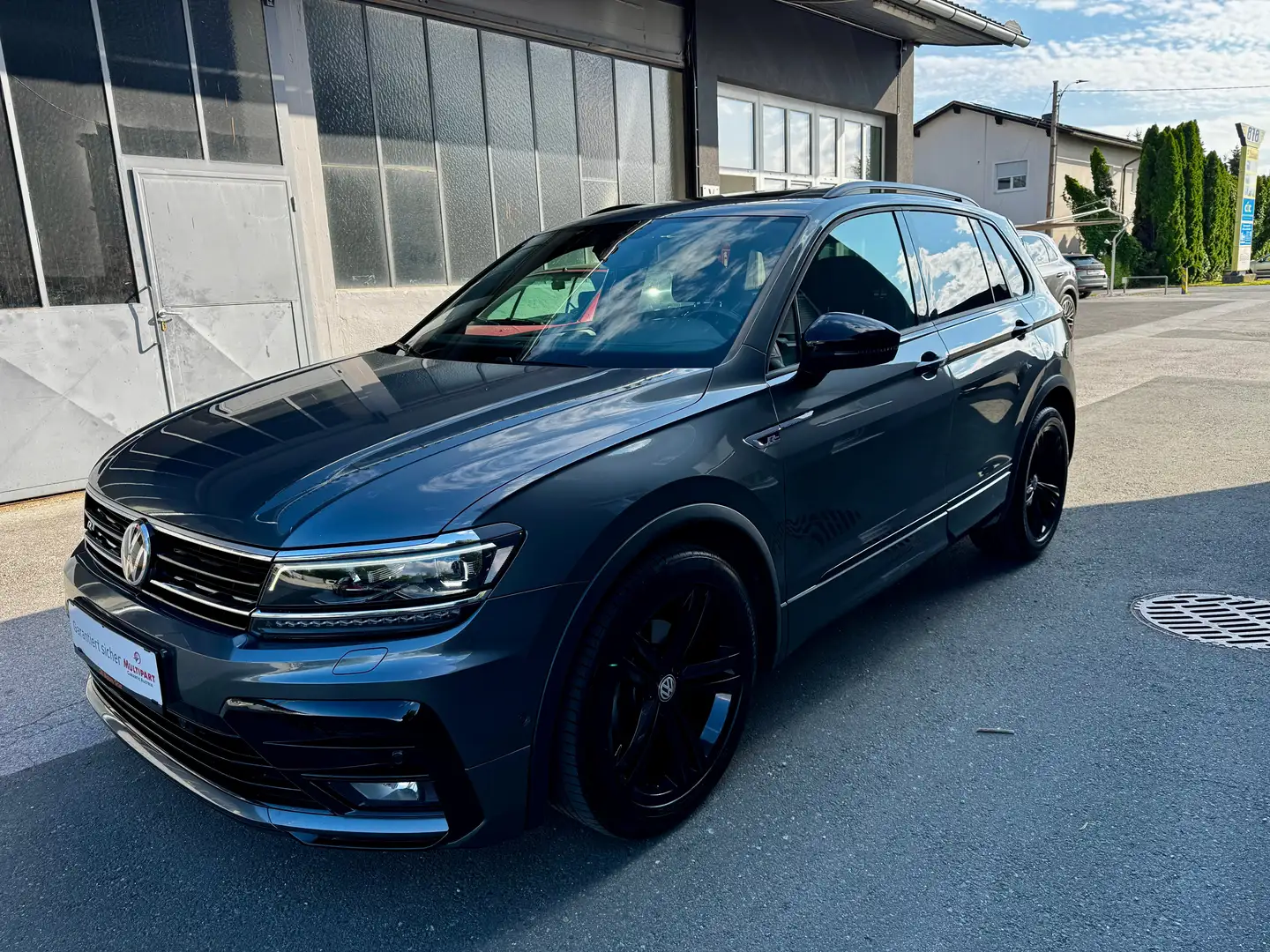 Volkswagen Tiguan 2,0 TDI SCR Sky DSG *R-Line; BLACK STYLE; ERGO uvm Grau - 1