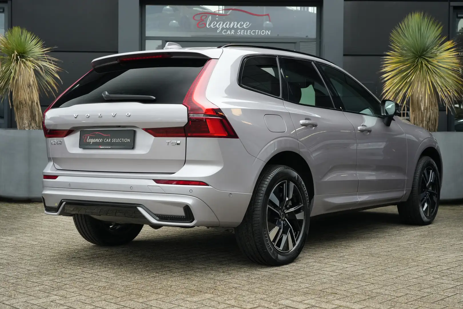 Volvo XC60 2.0 T8 FACELIFT Plug-in hybrid AWD Plus Dark 455pk Silber - 2