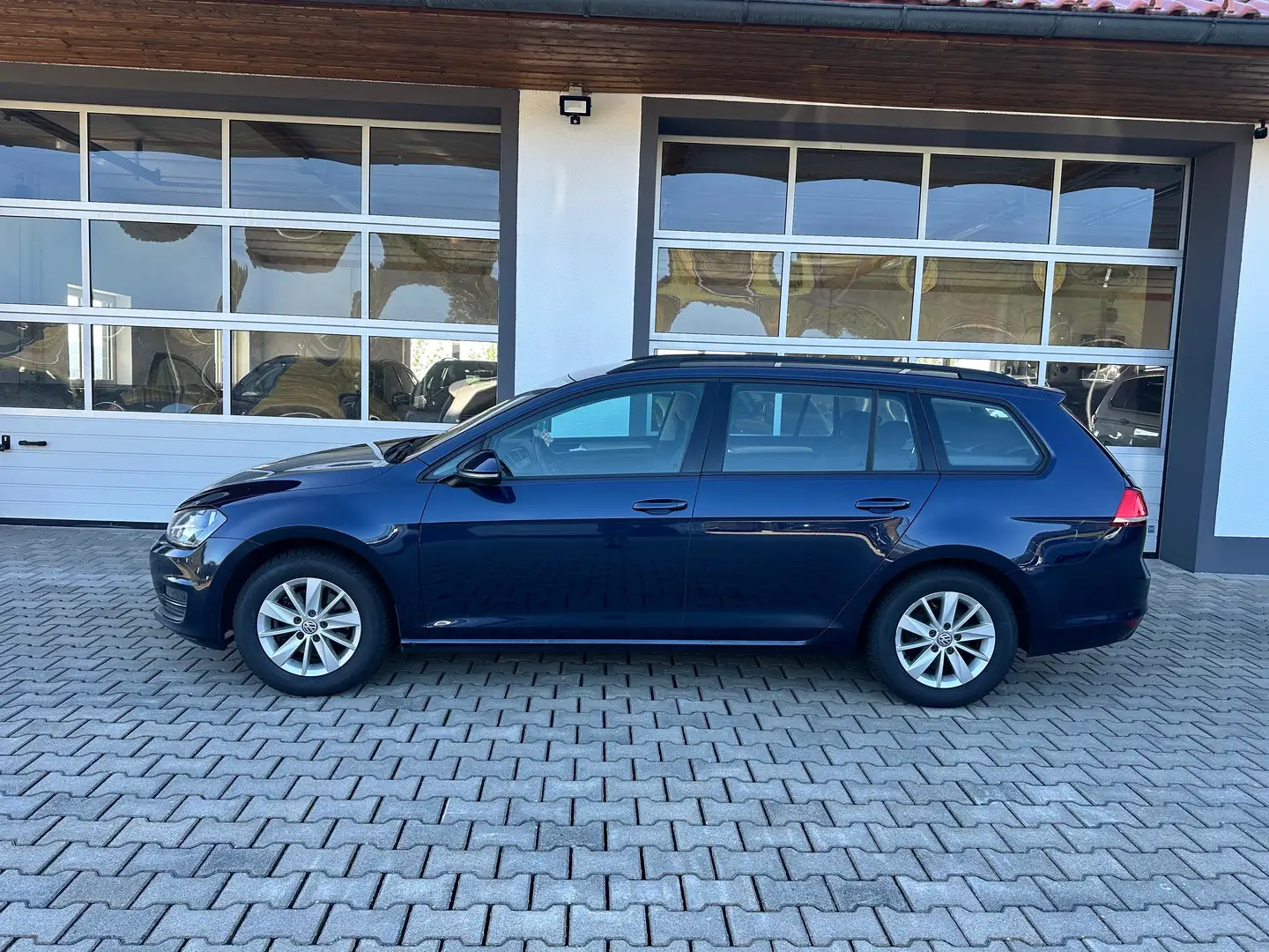 Volkswagen Golf Variant Comfortline 1,6 TDI *PDC*SITZHZ*APP*BT-AUDIO* Blau - 2