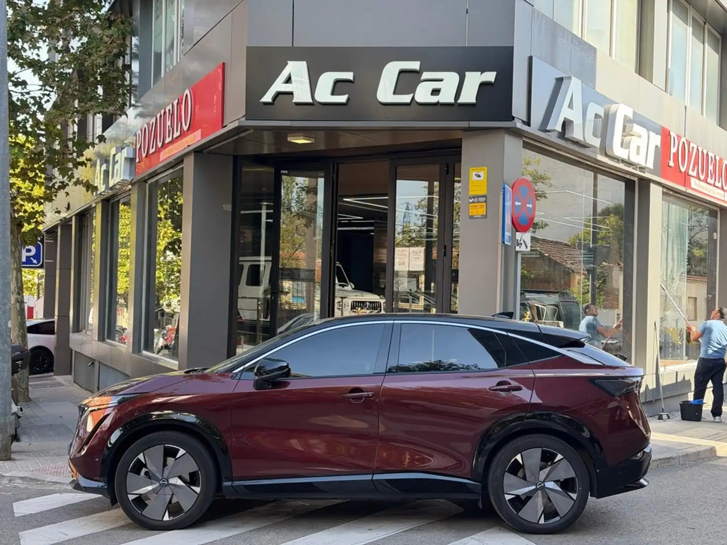 Nissan Ariya 5p 63 kWh 4x2 Advance CAR. 22kW + Techo Burdeos - 1