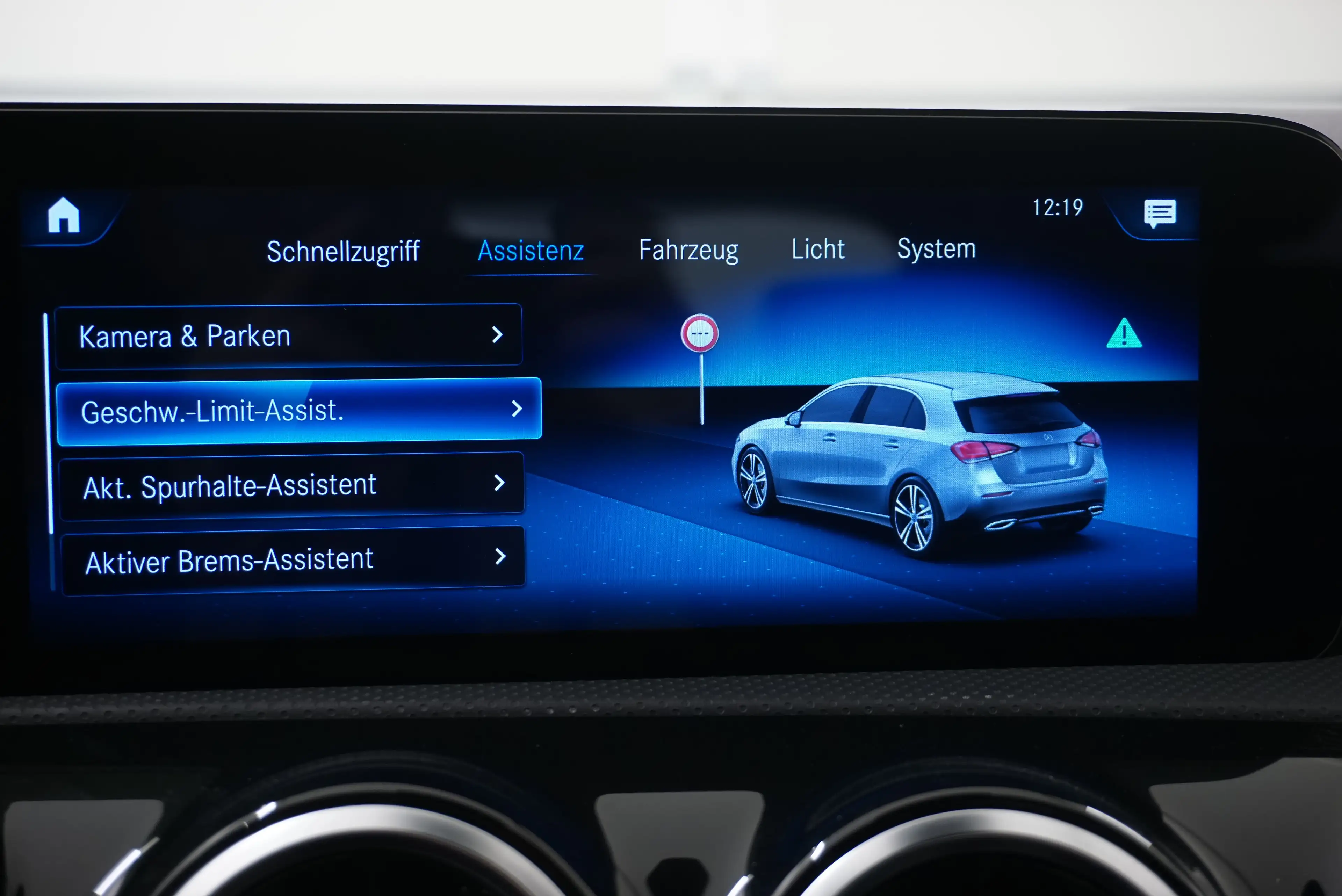 Mercedes-Benz A 180 d // Teilledersitze // Anhängervorrichtung // — photo 9