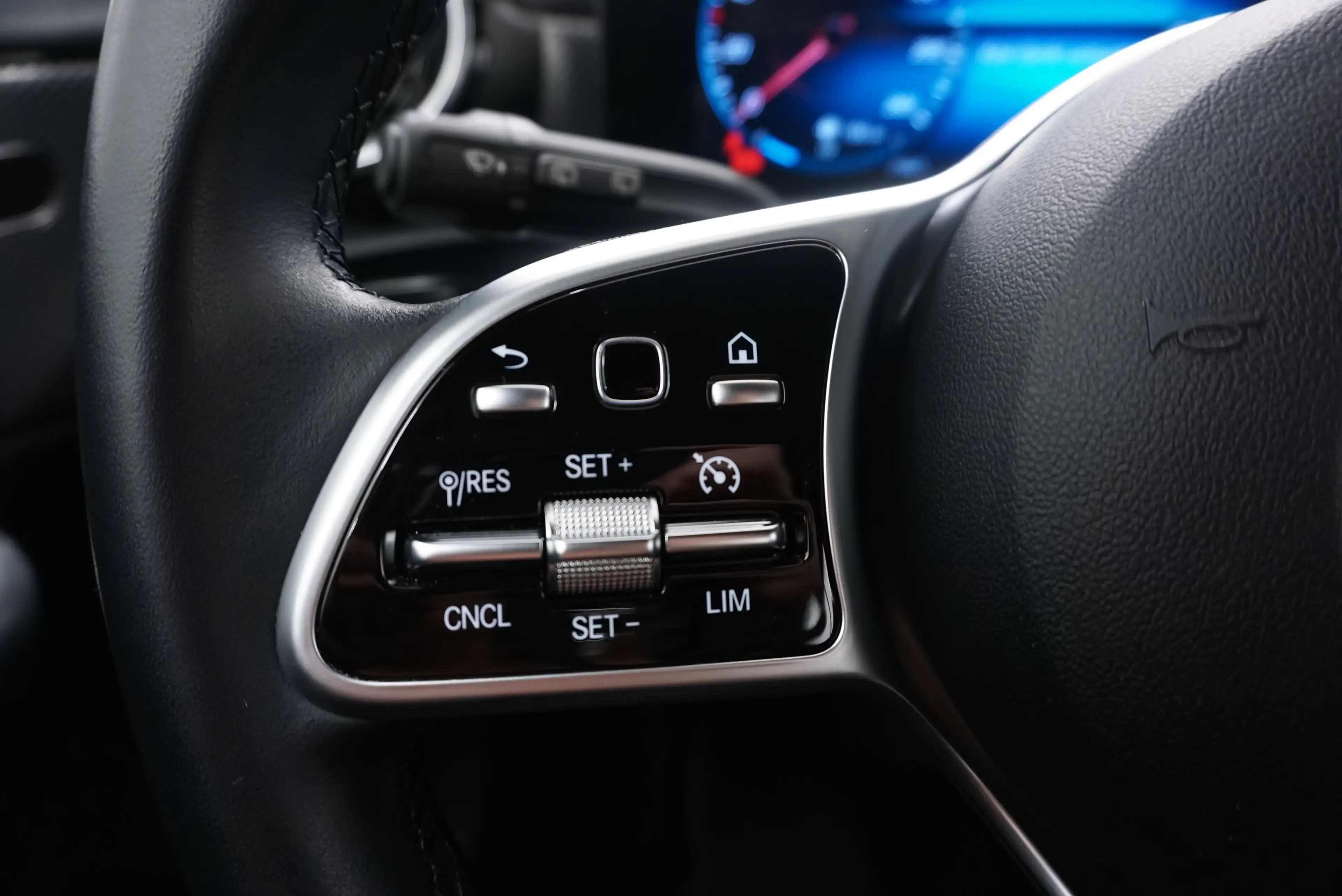 Mercedes-Benz A 180 d // Teilledersitze // Anhängervorrichtung // — photo 11