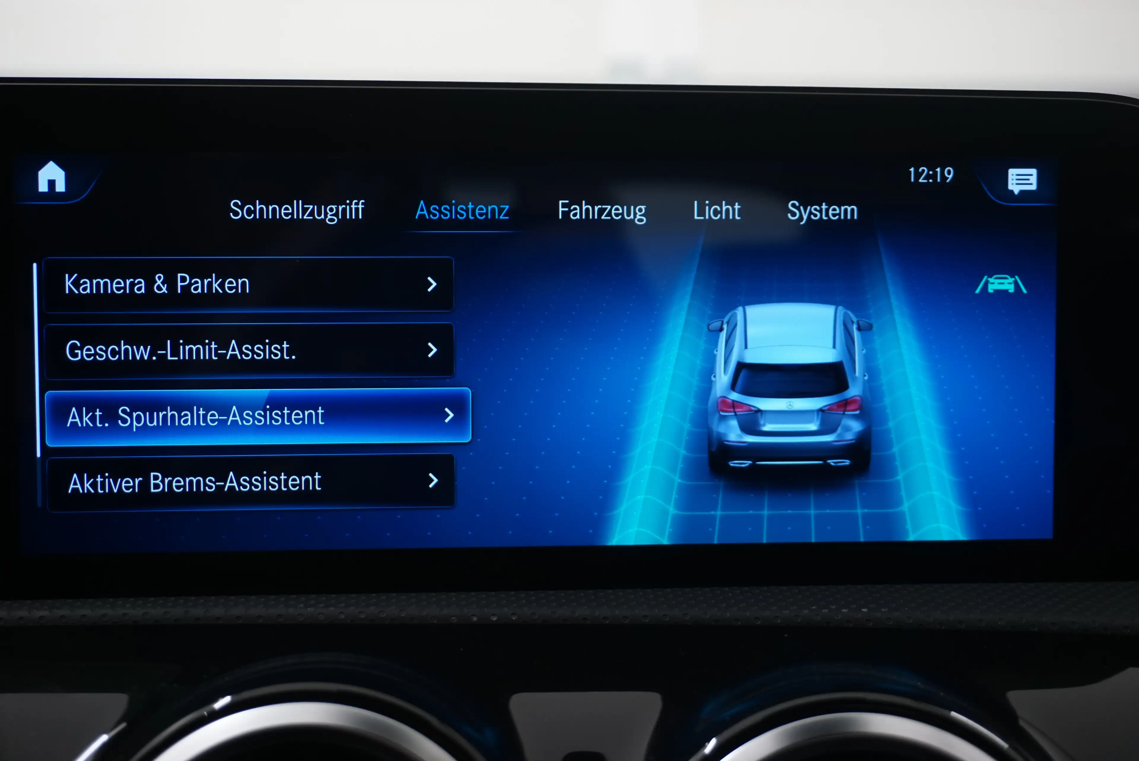 Mercedes-Benz A 180 d // Teilledersitze // Anhängervorrichtung // — photo 8