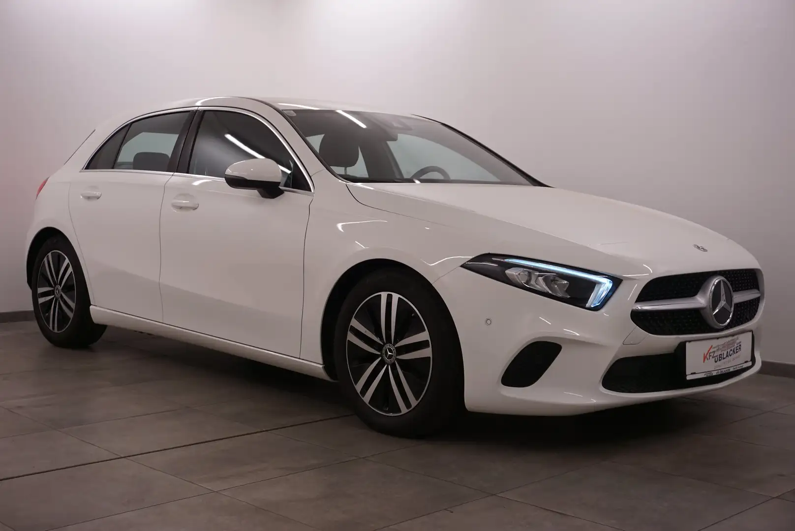 Mercedes-Benz A 180 d // Teilledersitze // Anhängervorrichtung // Schwarz - 1