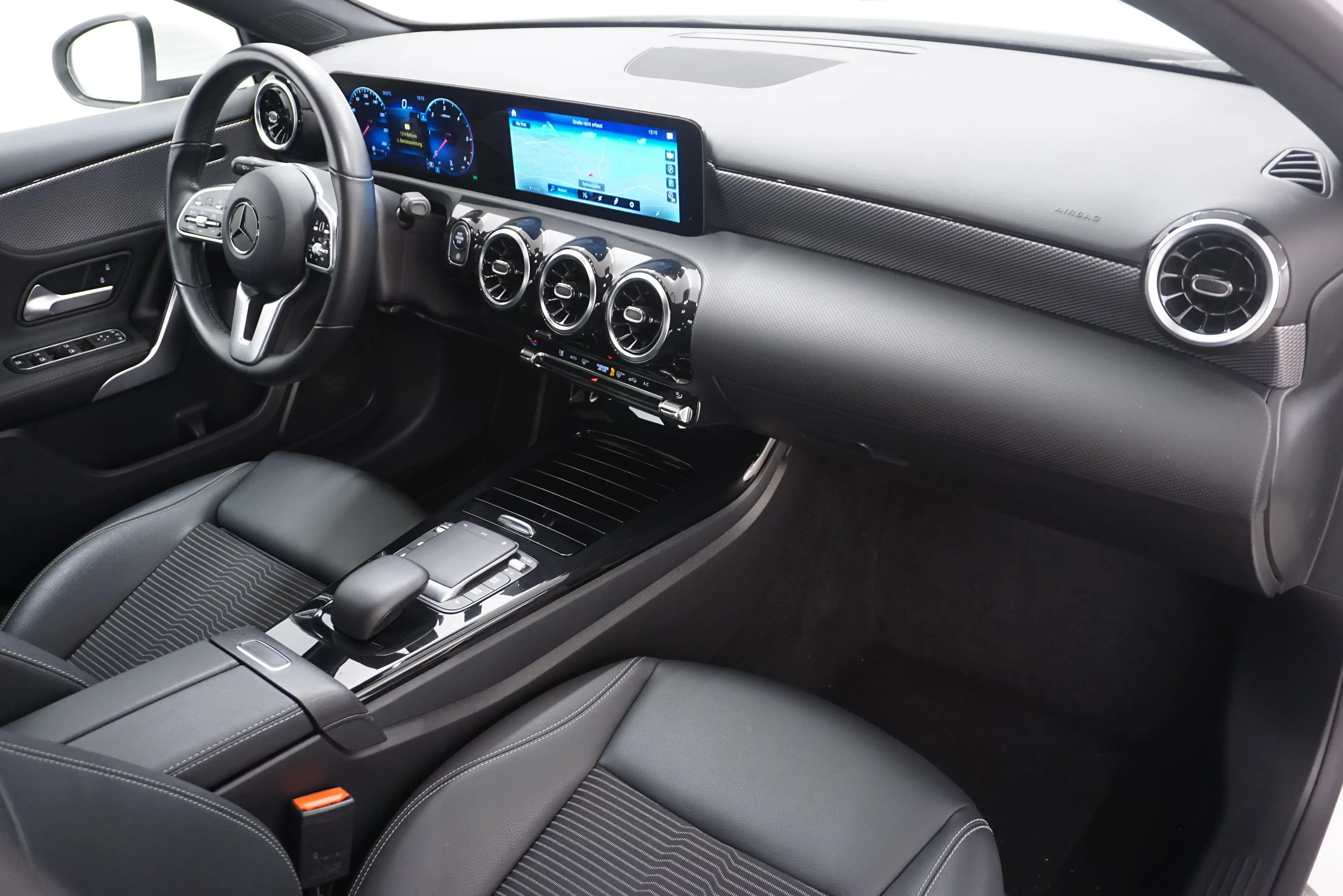 Mercedes-Benz A 180 d // Teilledersitze // Anhängervorrichtung // — photo 5