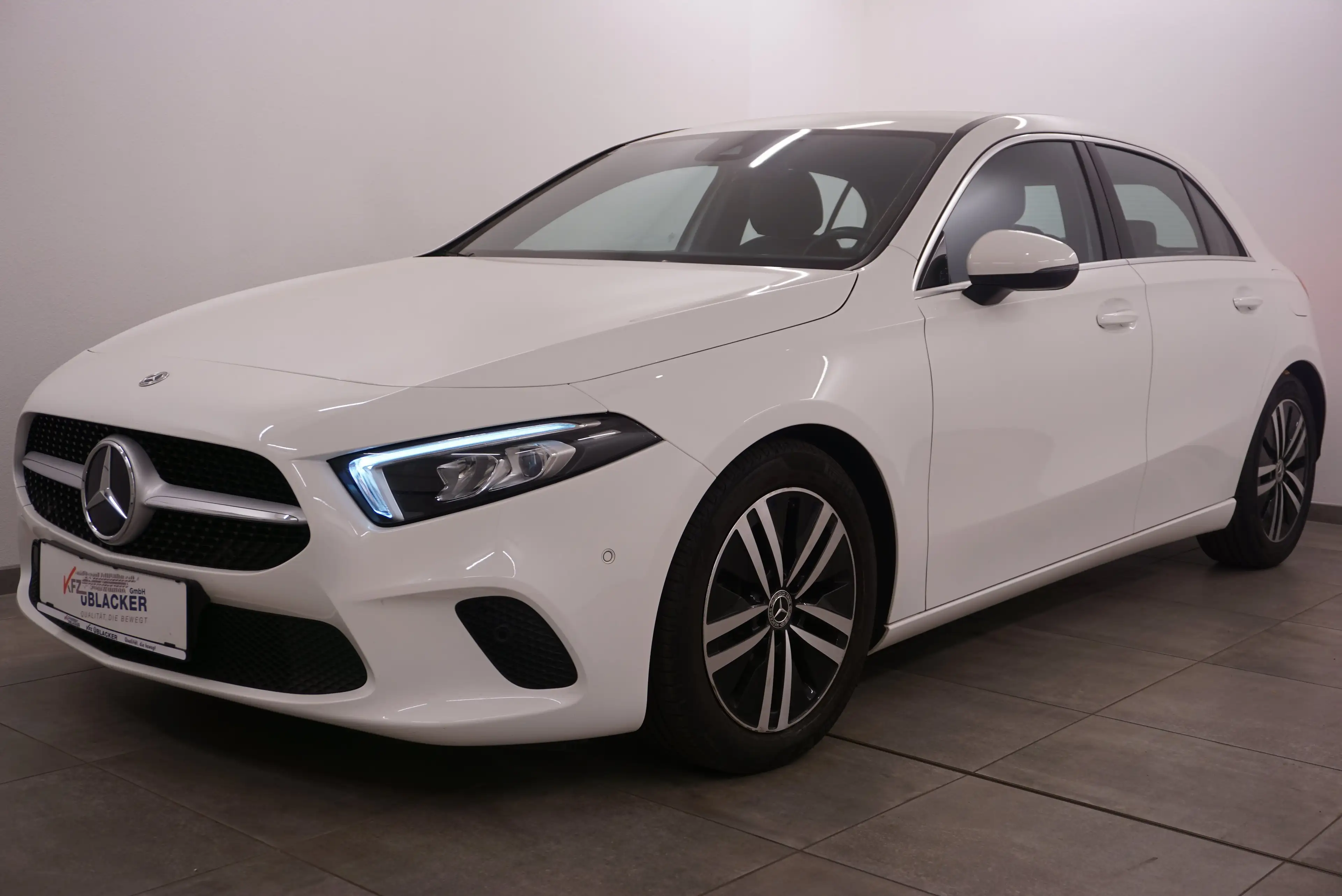 Mercedes-Benz A 180 d // Teilledersitze // Anhängervorrichtung // — photo 3