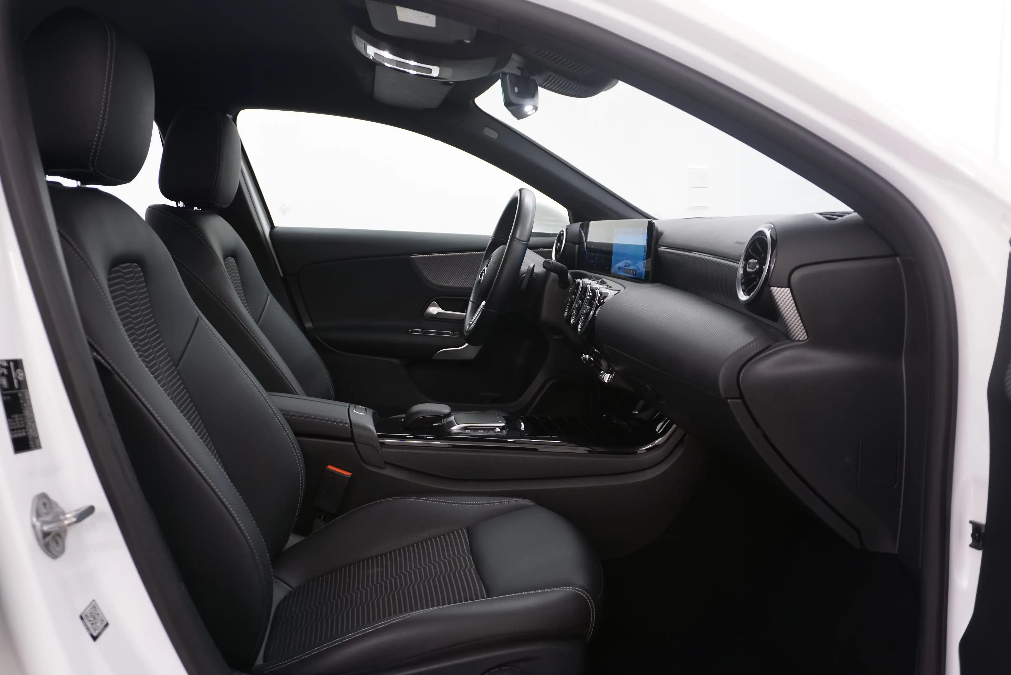 Mercedes-Benz A 180 d // Teilledersitze // Anhängervorrichtung // — photo 13