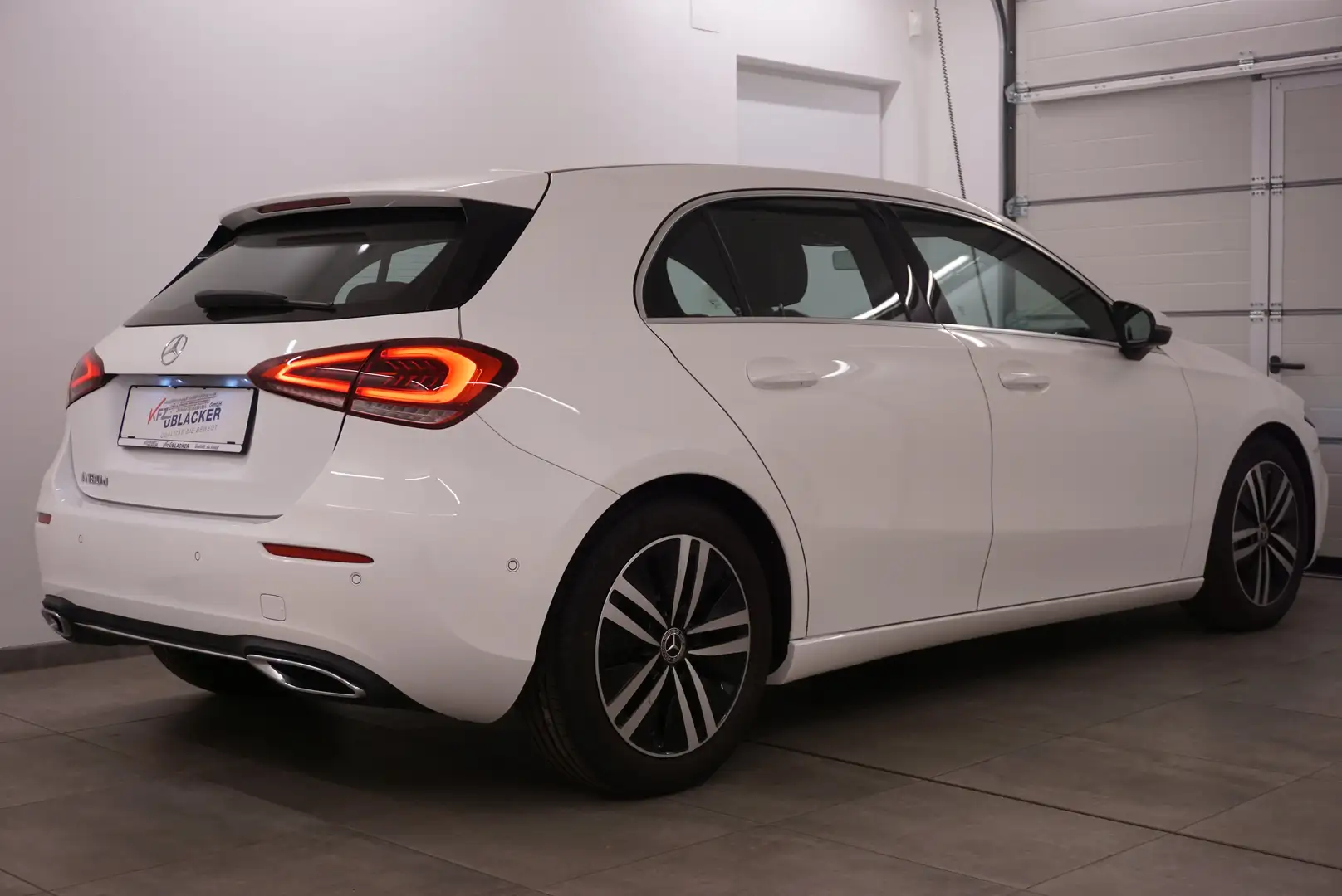 Mercedes-Benz A 180 d // Teilledersitze // Anhängervorrichtung // Schwarz - 2