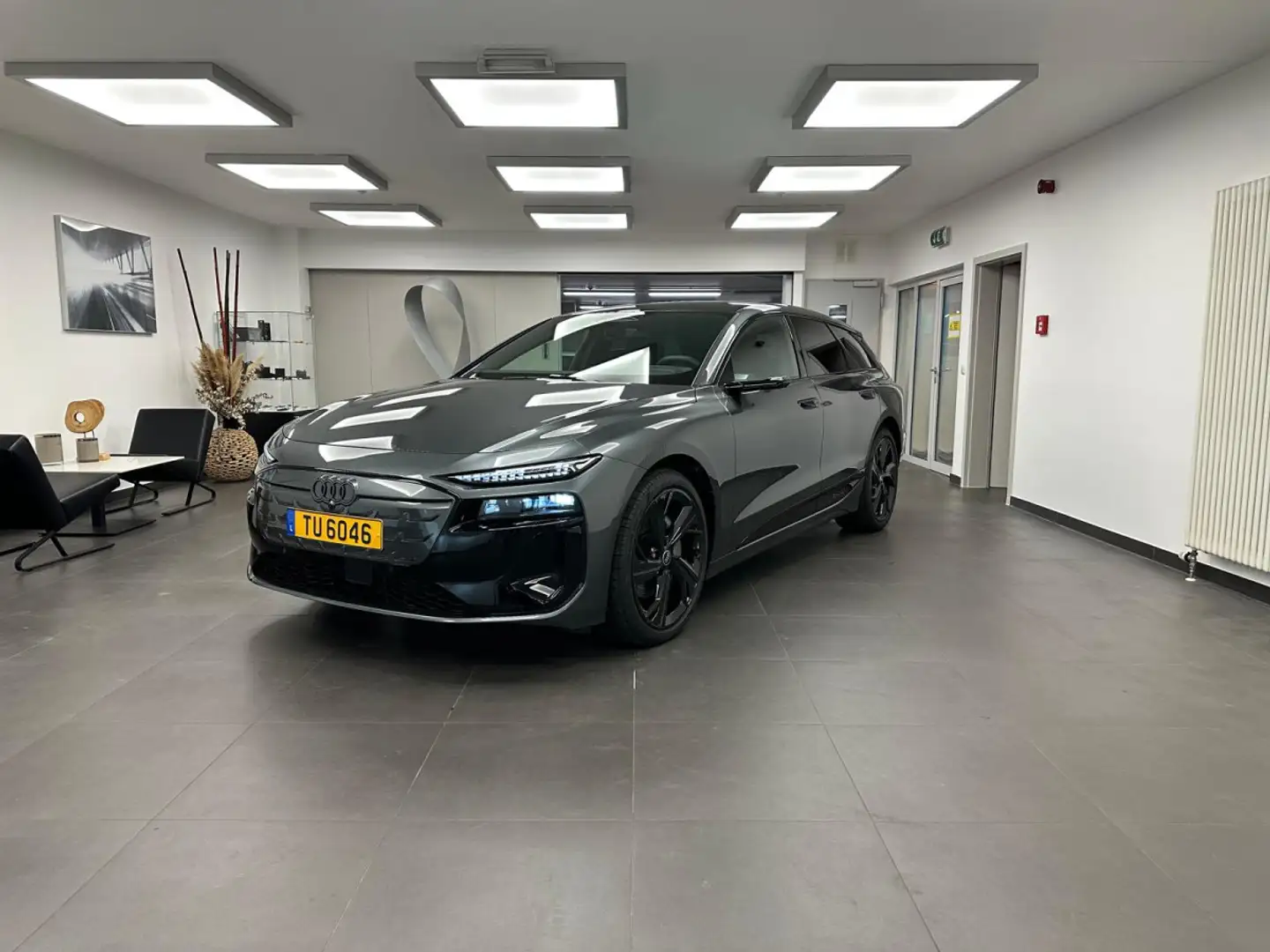 Audi A6 e-tron Avant S line Performance 367 CV / 270 kW Gris - 1