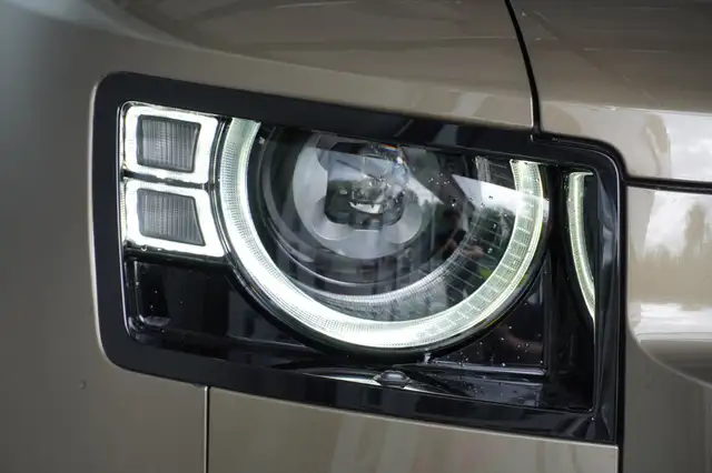 Land Rover Defender LKW 3.0 Hard Top X-Dynamic SE Ansicht 5